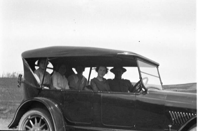 File:1920-1930-ed-061-car-people-1600.jpg