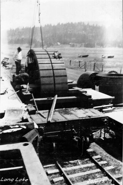 File:1919-07-15-bbrr-034-unloading-generator-rotor.jpg