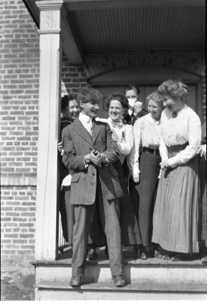 File:1905-1915-otto-0196-five-ladies-laughing-man-1600.jpg