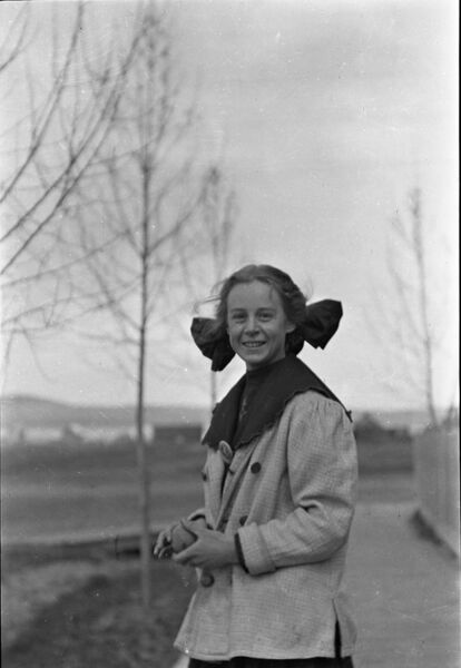 File:1905-1915-otto-0194-happy-girl-1600.jpg