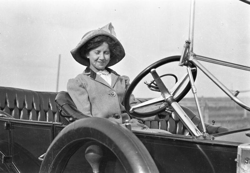 File:1905-1915-otto-0221-woman-in-car-1600.jpg