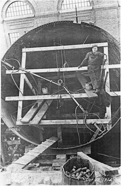 File:1914-10-28-llt-0115-riveter-in-penstock-1600.jpg