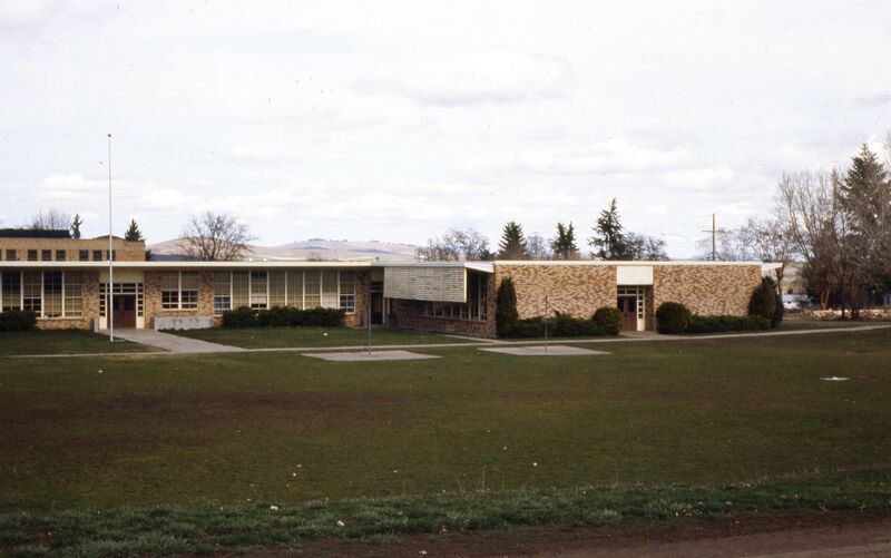 File:1952-1978-kelso-004-grade-school-and-high-school-behind.jpg