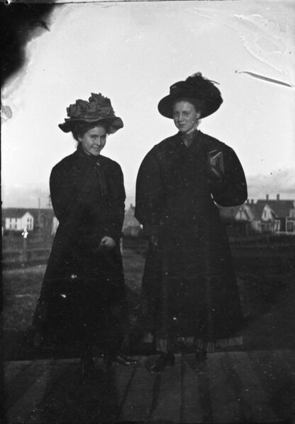 File:1905-1915-otto-0322-two-young-ladies-dressed-up-1600.jpg