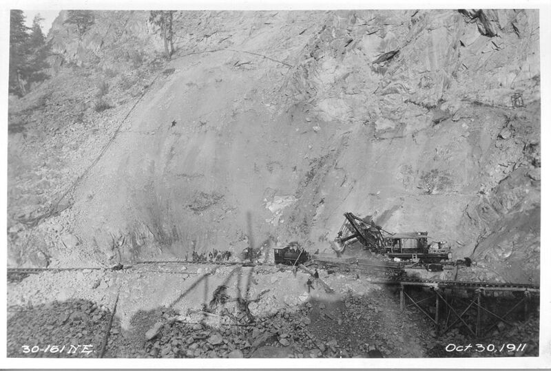File:1911-10-30-bbrr-018-30-161ne-loading-rock.jpg