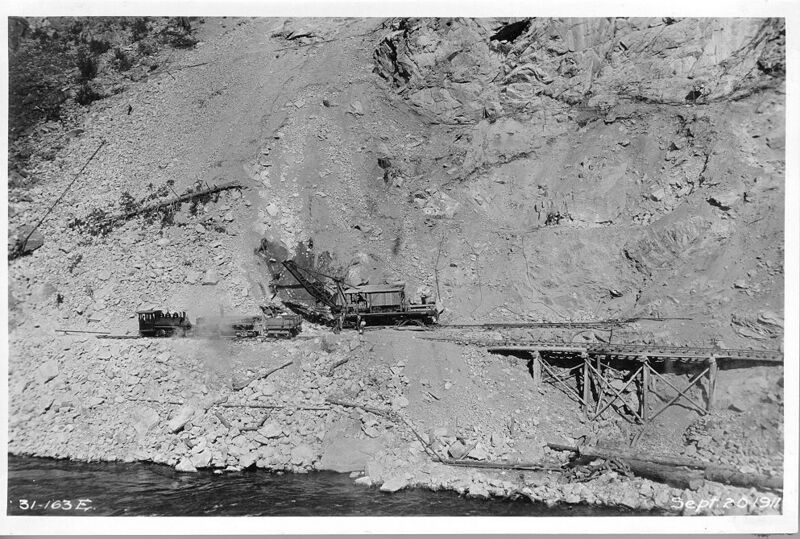 File:1911-09-20-bbrr-017-31-163e-loading-rock.jpg