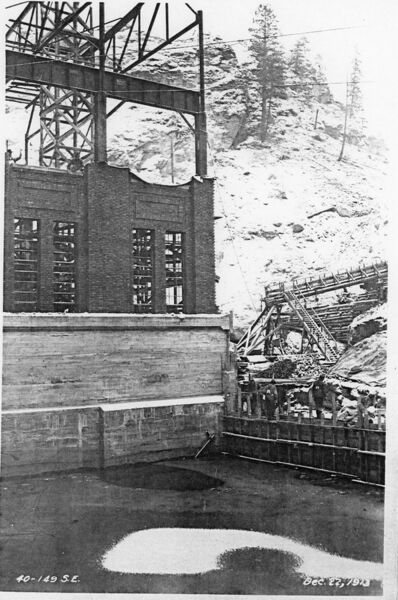 File:1913-12-22-llt-0054-power-house-from-river-1600.jpg