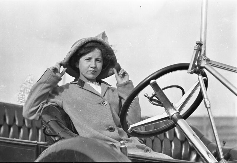 File:1905-1915-otto-0284-woman-in-car-1600.jpg