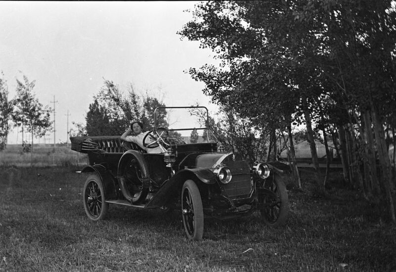 File:1905-1915-otto-0274-woman-in-car-1600.jpg