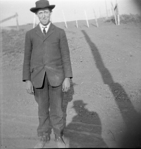 File:1905-1915-otto-0116-man-outside-1600.jpg