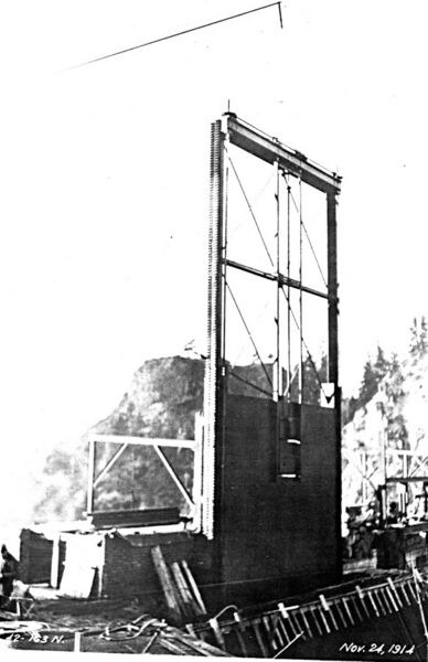 File:1914-11-24-llt-0118a-head-gate-frame-1600.jpg