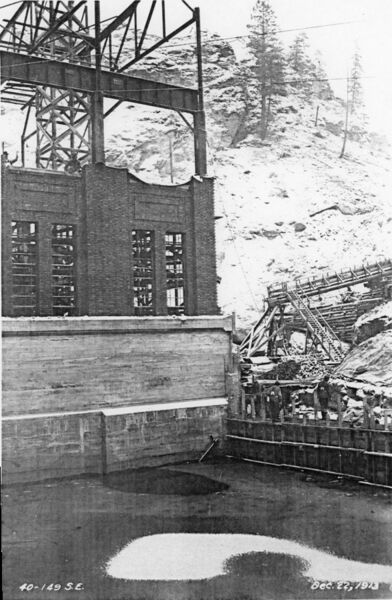 File:1913-12-22-llt-0054a-power-house-from-river-1600.jpg