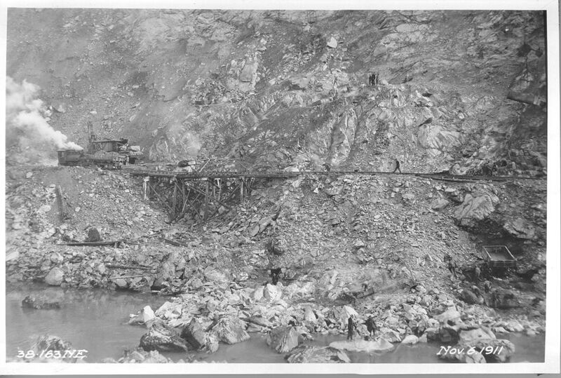 File:1911-11-06-bbrr-020-38-163ne-loading-rock.jpg